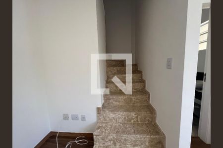 escada de casa de condomínio à venda com 3 quartos, 120m² em Cabral, Contagem