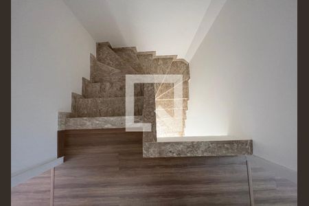 escada de casa de condomínio à venda com 3 quartos, 120m² em Cabral, Contagem