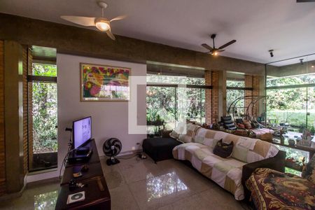 Sala de TV de casa de condomínio à venda com 4 quartos, 811m² em Alphaville, Santana de Parnaíba