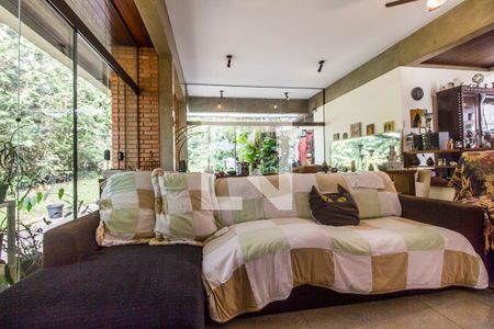 Sala de TV de casa de condomínio à venda com 4 quartos, 811m² em Alphaville, Santana de Parnaíba