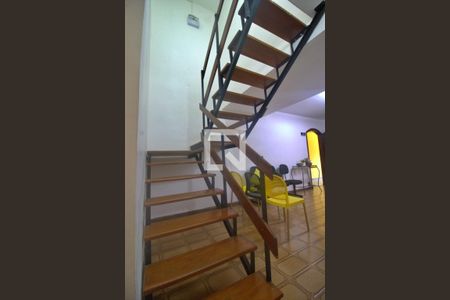 Escada  de casa à venda com 3 quartos, 150m² em Parque Pinheiros, Taboão da Serra