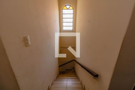 Escada de casa para alugar com 4 quartos, 200m² em Jardim Oriental, São Paulo
