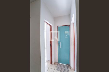 Corredor de apartamento para alugar com 2 quartos, 47m² em Piratininga, Belo Horizonte