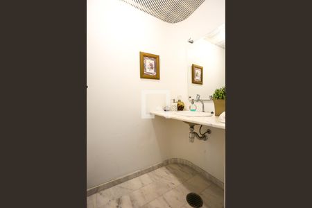 Apartamento para alugar com 220m², 4 quartos e 2 vagas Apartamento para alugar com 220m², 4 quartos e 2 vagasLavabo