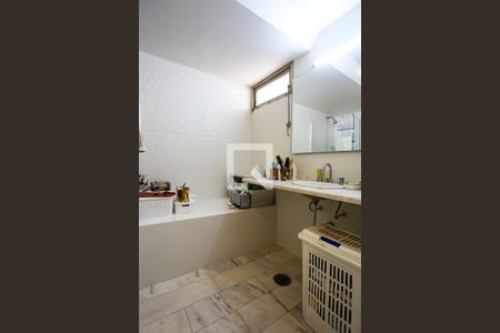 Apartamento para alugar com 220m², 4 quartos e 2 vagas Apartamento para alugar com 220m², 4 quartos e 2 vagasBanheiro da Suíte 2