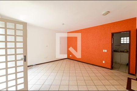 Sala de casa de condomínio à venda com 3 quartos, 150m² em Maria Paula, Niterói