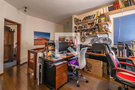 Casa de condomínio à venda com 325m², 3 quartos e 4 vagas Casa de condomínio à venda com 325m², 3 quartos e 4 vagasEscritório