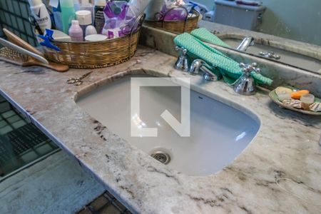 Casa de condomínio à venda com 325m², 3 quartos e 4 vagas Casa de condomínio à venda com 325m², 3 quartos e 4 vagasBanheiro Social