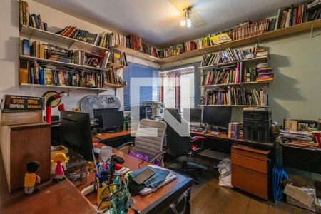 Casa de condomínio à venda com 325m², 3 quartos e 4 vagas Casa de condomínio à venda com 325m², 3 quartos e 4 vagasEscritório