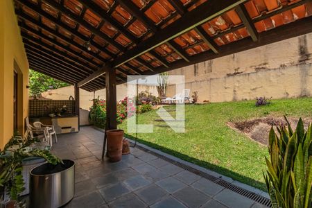 Casa de condomínio à venda com 325m², 3 quartos e 4 vagas Casa de condomínio à venda com 325m², 3 quartos e 4 vagasQuintal