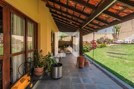 Casa de condomínio à venda com 325m², 3 quartos e 4 vagas Casa de condomínio à venda com 325m², 3 quartos e 4 vagasQuintal