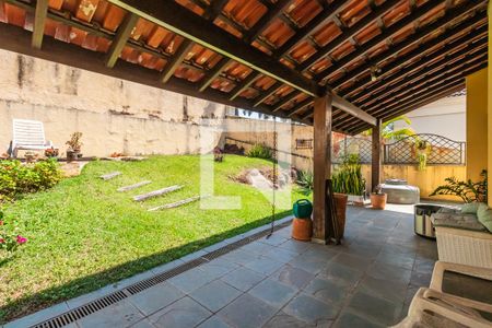 Casa de condomínio à venda com 325m², 3 quartos e 4 vagas Casa de condomínio à venda com 325m², 3 quartos e 4 vagasQuintal