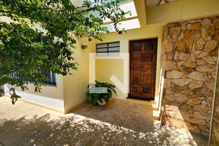 Casa à venda com 180m², 3 quartos e 2 vagas Casa à venda com 180m², 3 quartos e 2 vagasÁrea externa