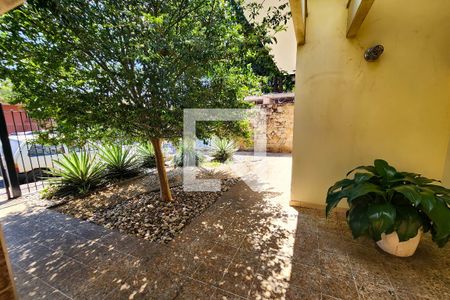 Casa à venda com 180m², 3 quartos e 2 vagas Casa à venda com 180m², 3 quartos e 2 vagasÁrea externa