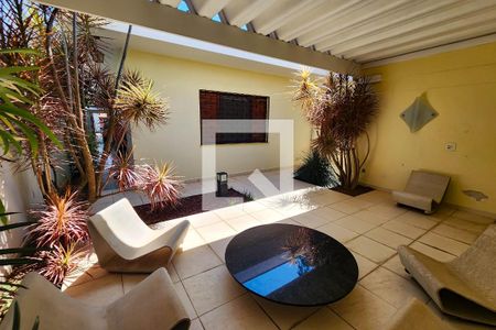 Casa à venda com 180m², 3 quartos e 2 vagas Casa à venda com 180m², 3 quartos e 2 vagasQuintal