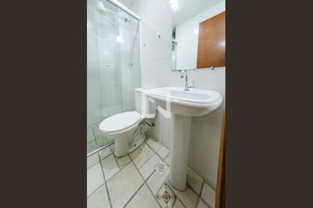 Banheiro de kitnet/studio para alugar com 1 quarto, 30m² em João Pinheiro, Belo Horizonte