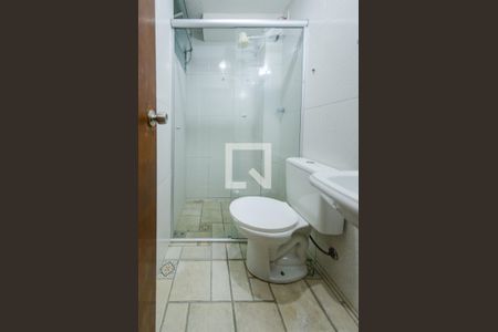 Banheiro de kitnet/studio para alugar com 1 quarto, 30m² em João Pinheiro, Belo Horizonte