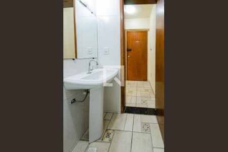 Banheiro de kitnet/studio para alugar com 1 quarto, 30m² em João Pinheiro, Belo Horizonte