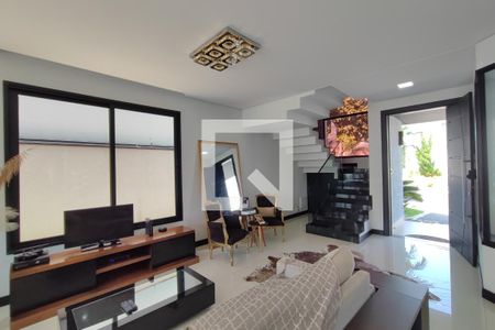 Casa de condomínio para alugar com 250m², 3 quartos e 4 vagasSala de Estar e Jantar
