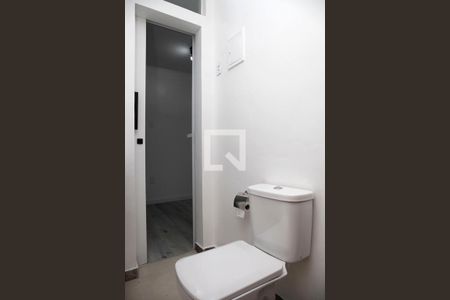 Banheiro de apartamento à venda com 1 quarto, 27m² em Azenha, Porto Alegre