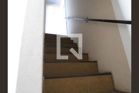 Escadas de casa para alugar com 2 quartos, 76m² em Vila Julio Cesar, São Paulo