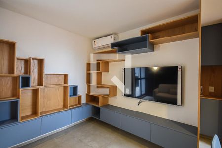 Sala de tv de casa de condomínio para alugar com 2 quartos, 147m² em Real Parque, São Paulo