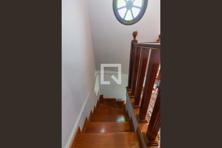 Casa à venda com 176m², 3 quartos e 4 vagas Casa à venda com 176m², 3 quartos e 4 vagasEscada