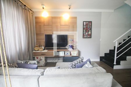 Sala de casa de condomínio para alugar com 2 quartos, 70m² em Vila Nivi, São Paulo