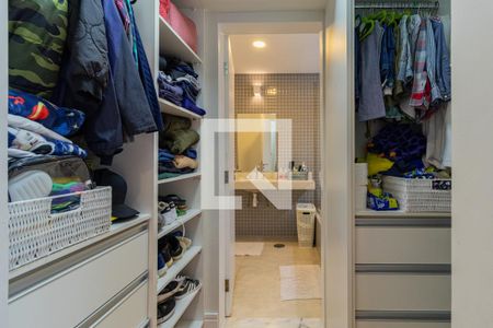 Casa à venda com 422m², 3 quartos e 3 vagas Casa à venda com 422m², 3 quartos e 3 vagasCloset da Suíte 2