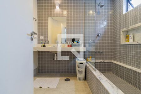 Casa à venda com 422m², 3 quartos e 3 vagas Casa à venda com 422m², 3 quartos e 3 vagasBanheiro da Suíte 2