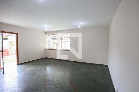 Casa de condomínio à venda com 239m², 4 quartos e 5 vagasSala
