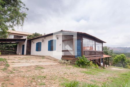 Casa de condomínio à venda com 400m², 4 quartos e 6 vagas Casa de condomínio à venda com 400m², 4 quartos e 6 vagasFachada