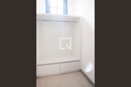 Casa de condomínio à venda com 400m², 4 quartos e 6 vagas Casa de condomínio à venda com 400m², 4 quartos e 6 vagasCloset da Suíte 3