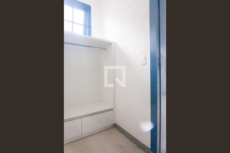 Casa de condomínio à venda com 400m², 4 quartos e 6 vagas Casa de condomínio à venda com 400m², 4 quartos e 6 vagasCloset da Suíte 3