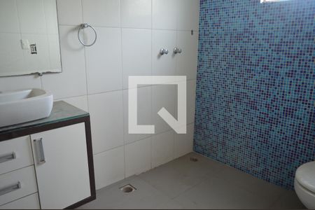 Banheiro da Suíte de casa à venda com 2 quartos, 180m² em Sapucaias III, Contagem