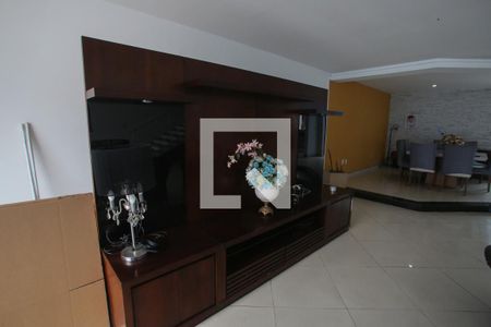 Sala de Estar de casa de condomínio para alugar com 3 quartos, 300m² em Jacarepaguá, Rio de Janeiro