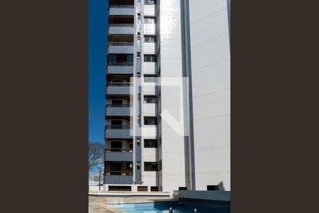 Apartamento à venda com 300m², 3 quartos e 4 vagas Apartamento à venda com 300m², 3 quartos e 4 vagasÁrea comum - Piscina