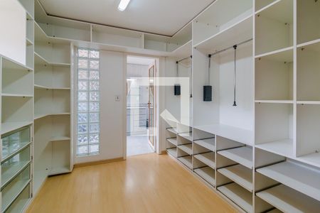 Casa de condomínio à venda com 290m², 4 quartos e 3 vagas Casa de condomínio à venda com 290m², 4 quartos e 3 vagasQuarto 2 - closet