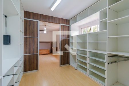 Casa de condomínio à venda com 290m², 4 quartos e 3 vagas Casa de condomínio à venda com 290m², 4 quartos e 3 vagasQuarto 2 - closet