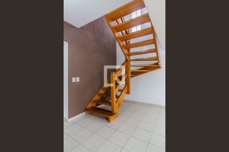 Casa de condomínio à venda com 290m², 4 quartos e 3 vagas Casa de condomínio à venda com 290m², 4 quartos e 3 vagasEscada