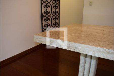 Detalhe da mesa de mármore de casa à venda com 4 quartos, 347m² em Vila Ida, São Paulo