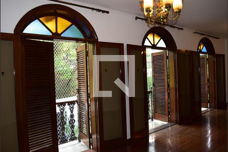 Sala - Portas balcão para o jardim de casa à venda com 4 quartos, 347m² em Vila Ida, São Paulo