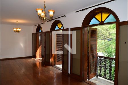 Sala - detalhe 3 portão balcão com vista para o jardim frontal de casa para alugar com 4 quartos, 347m² em Vila Ida, São Paulo