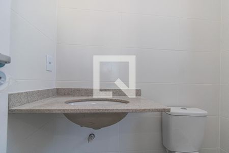 Banheiro da Suíte de apartamento para alugar com 3 quartos, 85m² em Passo da Areia, Porto Alegre