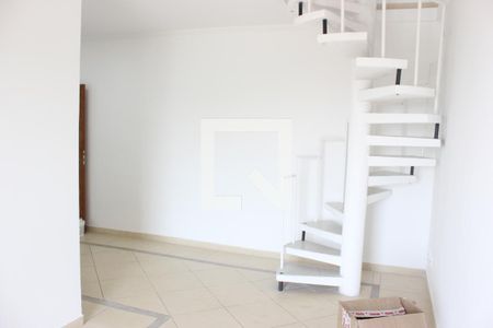 Escada da sala de acesso aos quartos superiores de apartamento à venda com 4 quartos, 152m² em Jardim Valéria, Guarulhos