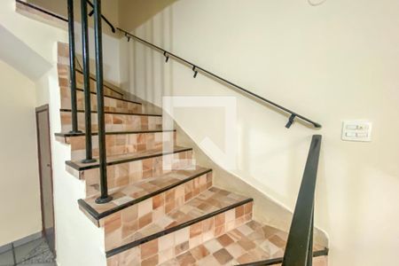 Escada de casa para alugar com 3 quartos, 215m² em Rudge Ramos, São Bernardo do Campo