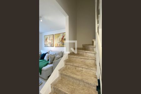 Escada de casa de condomínio para alugar com 3 quartos, 220m² em Tamboré, Santana de Parnaíba