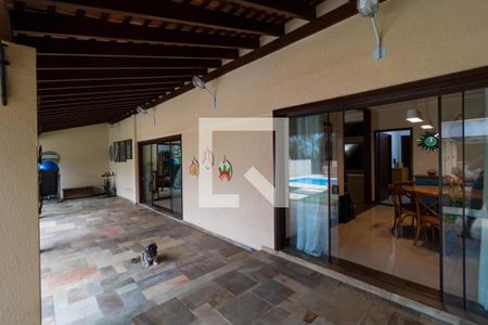 Casa de condomínio à venda com 420m², 4 quartos e 4 vagas Casa de condomínio à venda com 420m², 4 quartos e 4 vagasVaranda