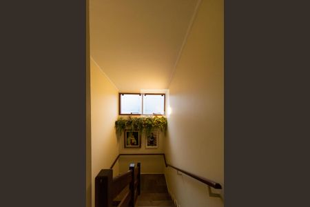 Casa de condomínio à venda com 420m², 4 quartos e 4 vagas Casa de condomínio à venda com 420m², 4 quartos e 4 vagasEscada