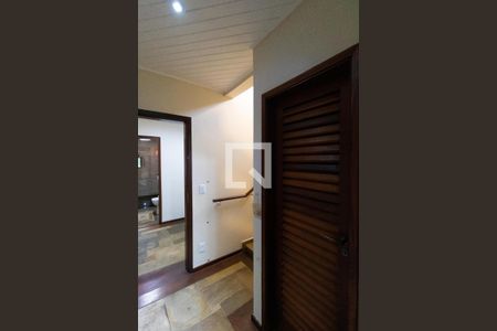 Casa de condomínio à venda com 420m², 4 quartos e 4 vagas Casa de condomínio à venda com 420m², 4 quartos e 4 vagasEscada